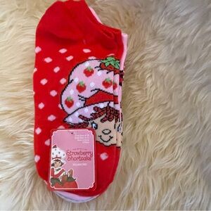 STRAWBERRY SHORTCAKE LADIES 5 Pair Of No Show Socks new. Fits shoe size 4-10.